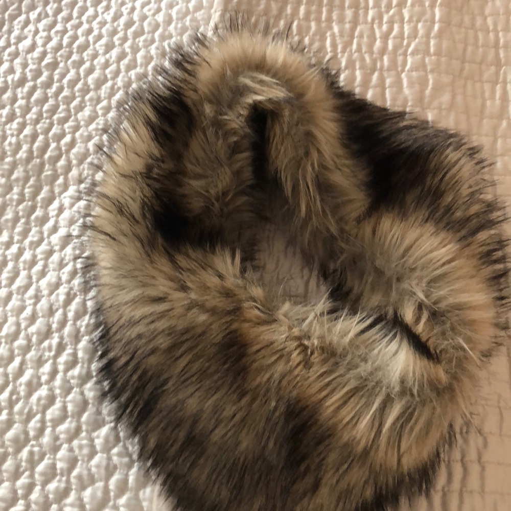MICHEAL KORS faux fur scarf